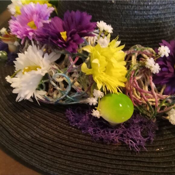 FESTIVAL FLOPPY HAT. Ellen Tracy adorned hat with crazy daisys,art & mushrooms - Picture 4 of 10